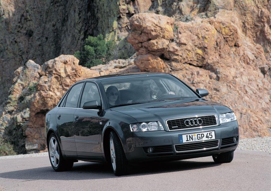  Audi A4 3.0 Quattro Sedan (B6,8E) 2000 года  (фото 1 из 11)